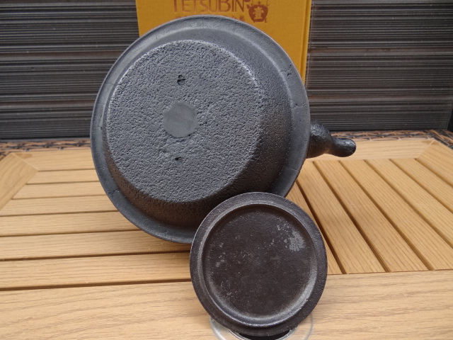 三嚴堂東屋型龜甲紋鐵瓶