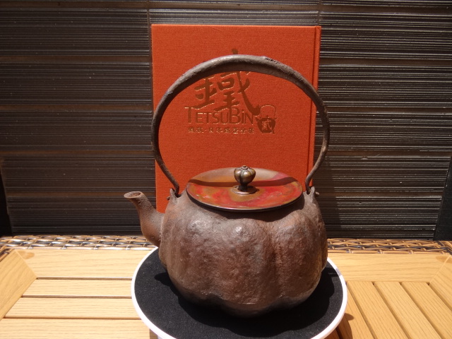 治】釜師『宮崎寒雉』作 斑紫銅蓋 素肌地紋野溝形鉄瓶☆共箱 茶道具